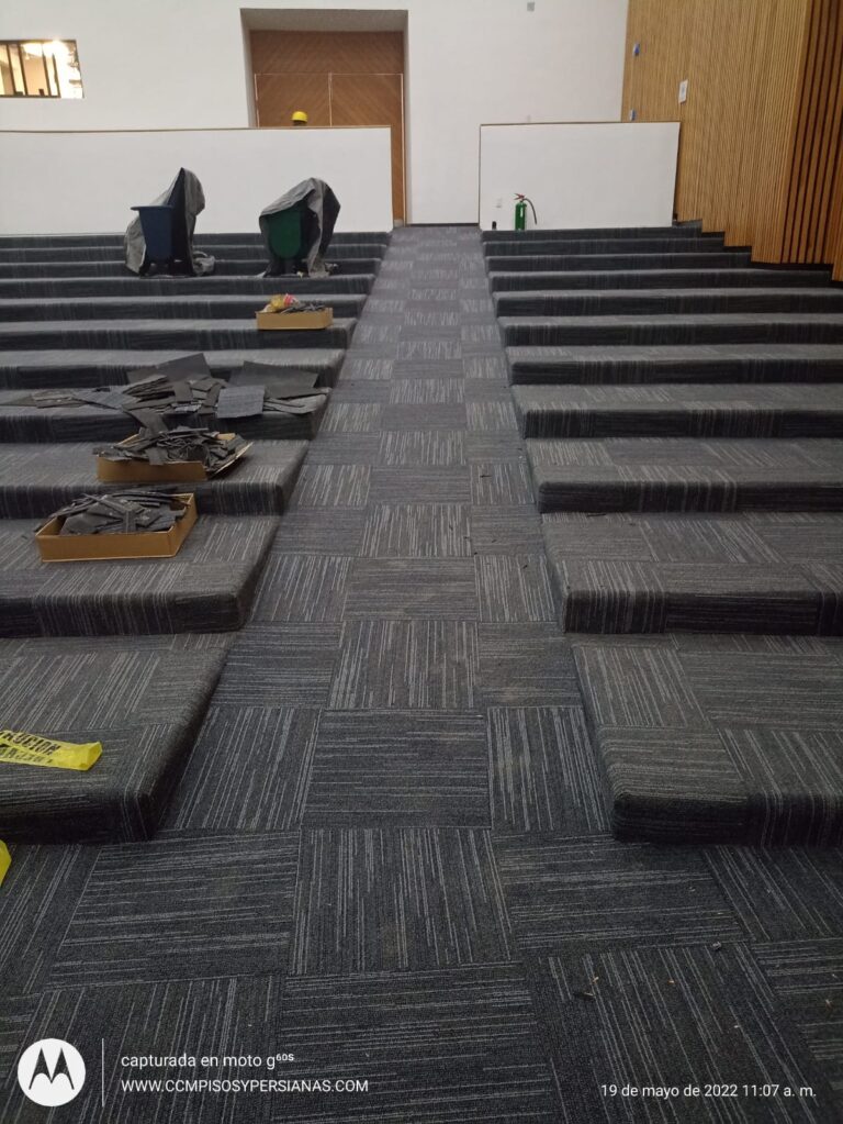 Cómo mejorar la acústica de tu oficina usando alfombra modular