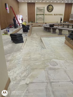 ¿Qué es el piso vinílico SPC y para qué tipo de espacios se recomienda?